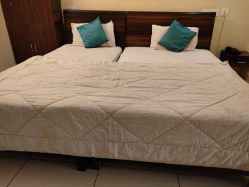 Oyo Flagship 80855 Hotel R Grand Vijayawāda Εξωτερικό φωτογραφία