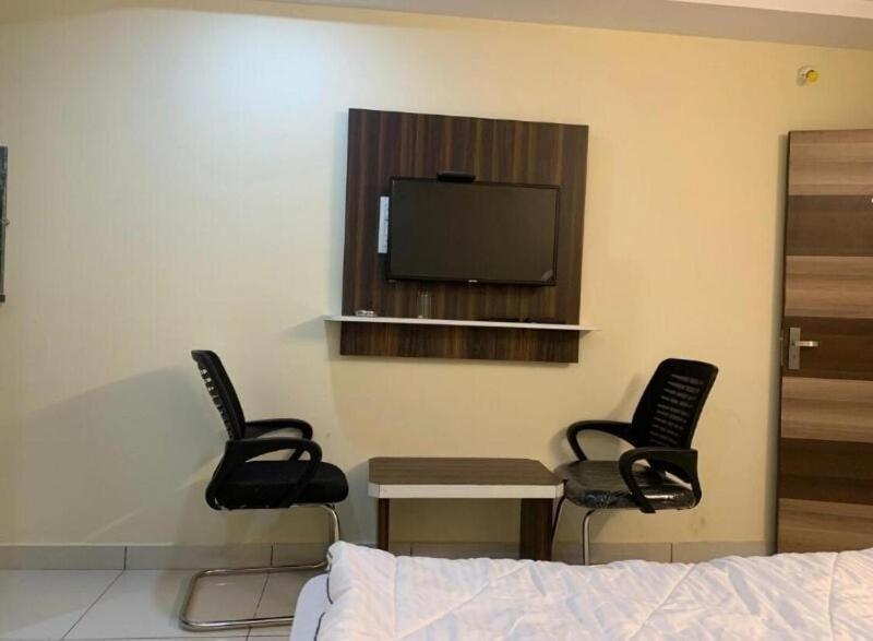 Oyo Flagship 80855 Hotel R Grand Vijayawāda Εξωτερικό φωτογραφία